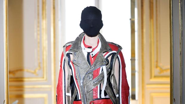 Un modelo desfila con uno de los diseños de Maison Martin Margiela