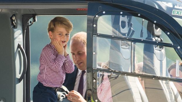 El Príncipe Jorge junto a su padre, el Príncipe Guillermo, se preparan para volar en helicóptero