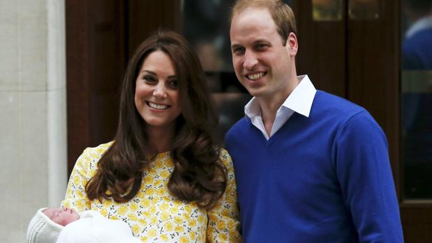 Los duques de Cambridge tras el nacimiento de su hija, la princesa Carlota