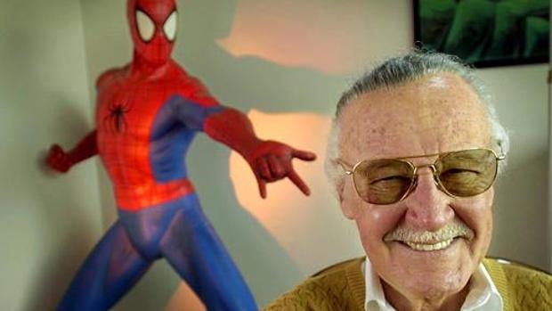 Stan Lee junto a una estatua de Spiderman