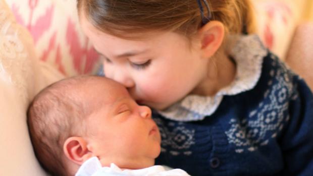 El Príncipe Louis junto a su hermana Carlota