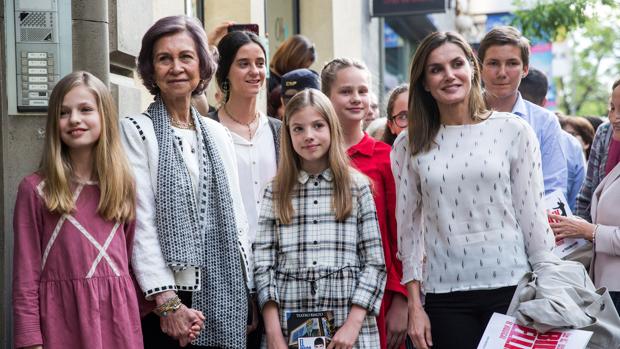 Doña Sofía, entre la Princesa Leonor y la Infanta Sofía, junto a Doña Letizia. Detrás, Victoria de Marichalar e Irene Urdangarin