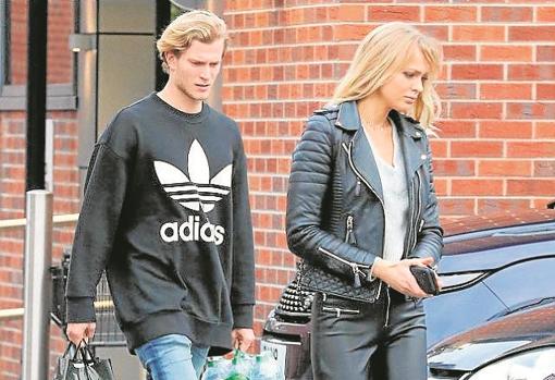 Loris paseando con la modelo alemana Pamela Reif