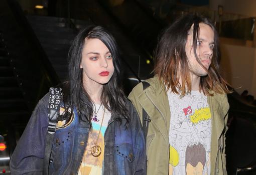 Frances Bean Cobain e Isaiah Silva en LAX (2015)