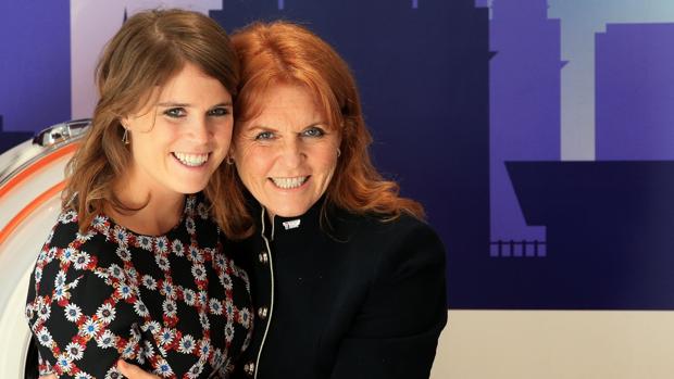 Eugenia de York junto a su madre, Sarah Ferguson