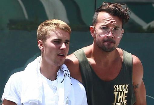 El artista canadiense con el pastor Carl Lentz, líder de la Iglesia de Hilsong