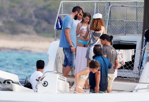Blanca Cuesta y Borja thyssen junto a llas hijas de Tita Cervera, Sabrina y Carmen