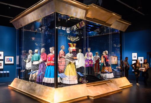Vitrina con vestidos en el V&A Museum londinense