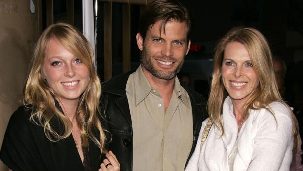 El actor Casper Van Dien junto a Catherine Oxenberg y su hija, India