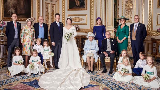 La Princesa Eugenia y Jack Brooksbank, con sus respectivas familias en la sala White Drawing Room del Castillo de Windsor
