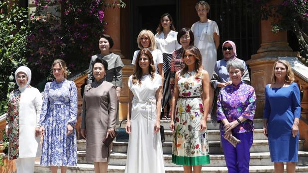 De izquierda a derecha, en primera fila; Emine Erdogan (Turquía), Sophie Gregoire Trudeau (Canadá), Peng Liyuan (China), Juliana Awada (Argentina), Melania Trump (EE.UU.), Lee Hsien Loong (Singapur), Malgorzata Tusk (esposa del presidente del Consejo Europeo). En segunda fila ; Kim Jung-sook (Corea del Sur), Brigitte Macron (Francia), Akie Abe (Japón), Mufidah Jusuf Kalla, (Indonesia). En la última fila; María Gabriela Sigala (mujer del presidente del Banco Interamericano de Desarrollo) y Diana Carney (esposa del presidente del Consejo de Estabilidad Financiera)
