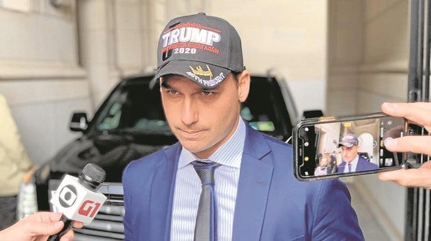 Eduardo Bolsonaro con la gorra de reelección de Donald Trump
