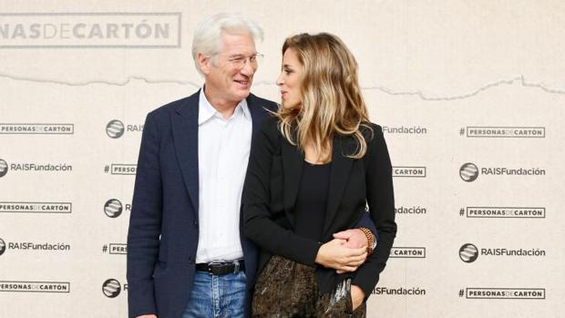 Richard Gere y Alejandra Silva en un gesto de complicidad ante los fotógrafos