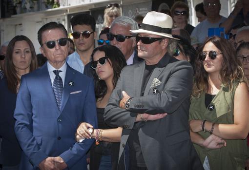 José Ortega Cano junto a su hija Gloria Camila, su cuñado Amador Mohedanoy la hija de Rocío Carrasco y Antonio David Flores, Rocío Flores
