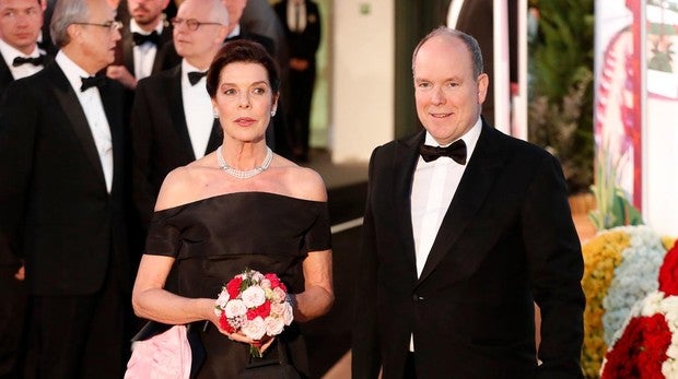Carolina y Alberto de Mónaco a su llegada a la gala