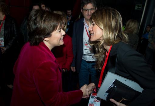 Gómez saluda a Soraya Sáenz de Santamaría