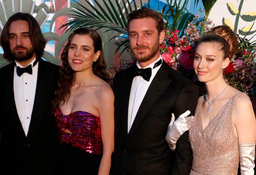 Dimitri Rassam, los hermanos Carlota y Pierre Casiraghi y Beatrice Borromeo