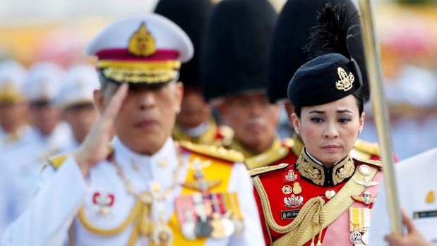 El rey tailandés Maha Vajiralongkorn Bodindradebayavarangkun (izda) junto a la general y ahora reina, Suthida Vajiralongkorn na Ayudhya (dcha)
