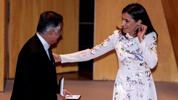 La Reina Letizia con el fotógrafo y periodista Gervasio Sánchez tras entregarle la Medalla de Oro de la Cruz Roja