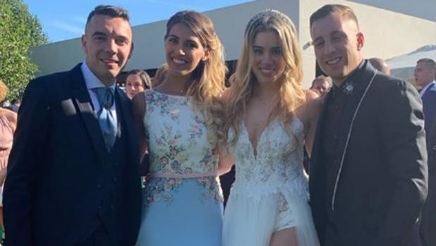 Iago Aspas y Jenni Rueda, junto con el futbolista Gerard Deloufeu con su pareja María Casas.