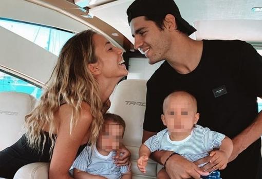 Álvaro Morata y Alice Campello junto a sus hijos
