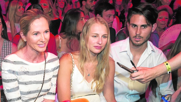 Miranda Rijnsburger, Danielle Obolevitch y Miguel Iglesias, en la Mercedez Benz Madrid Fashion Week