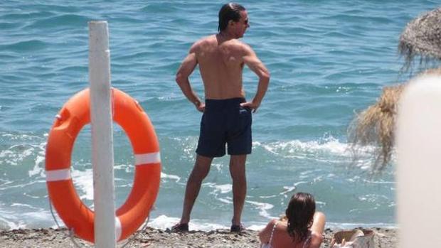 Aznar en la orilla y Ana Botella en la arena