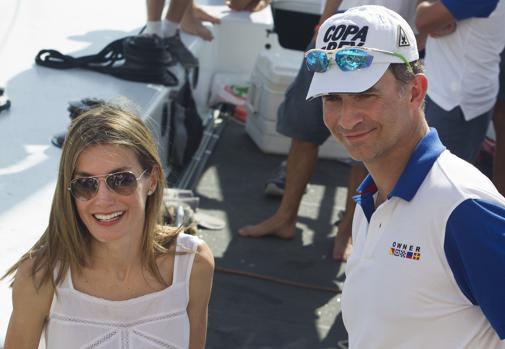 Don Felipe y Doña Letizia en el Real Club Náutico de Palma de Mallorca. Aunque la Reina no comparte la afición náutica del Rey, todos los veranos le suele acompañar algún dÃa a embarcar.