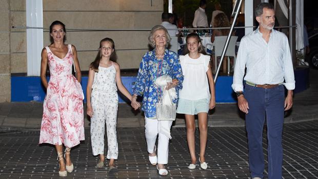 Los Reyes con sus hijas y Doña Sofía tras cenar en Portixol