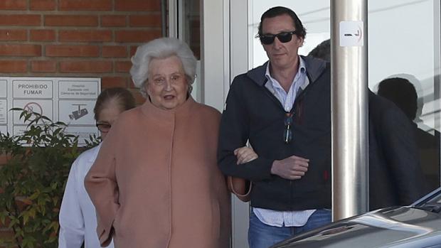 Doña Pilar el pasado febrero con su hijo Fernando, tras ser intervenida