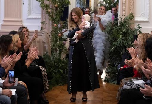 La diseñadora cordobesa con su bebé durante su desfile