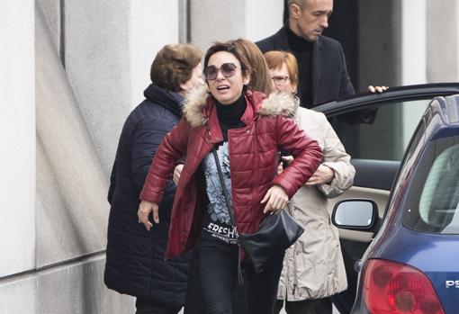 Nuria, la pareja de Fran Álvarez, el pasado martes en el tanatorio.