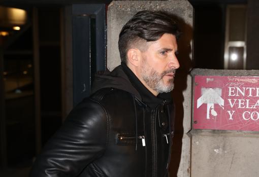 La «princesa del pueblo» no acudió al tanatorio, mientras que su exrepresentante, Toño Sanchís -quien aparece junto a estas líneas dirigiéndose al velatorio- sí lo hizo