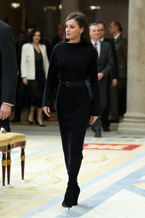 La Reina Letizia se enfunda en un espectacular vestido de punto negro