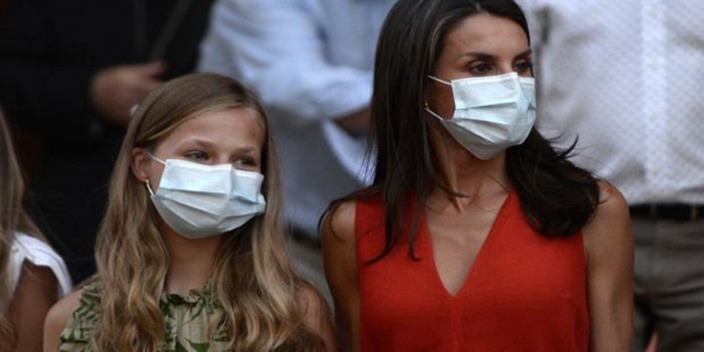Con un vestido de rebajas y el calzado del verano: el perfecto «look» de Doña Letizia en Petra