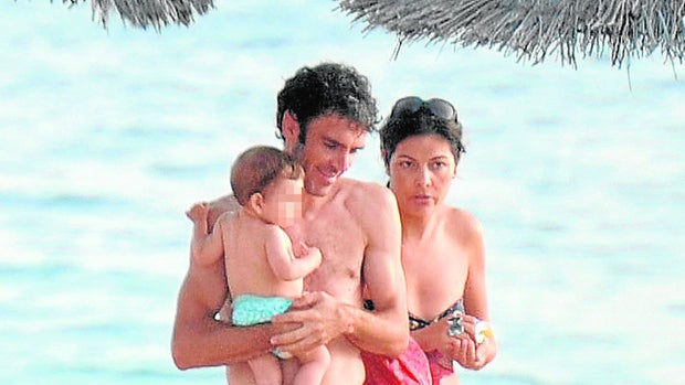 José Tomás, su pareja Isabel y su hijo, en Cádiz en el verano de 2012