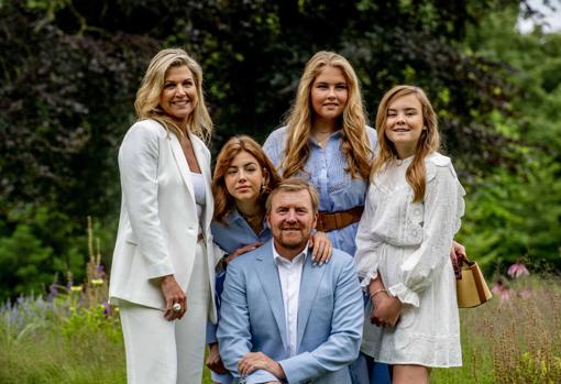 Los Reyes con sus tres hijas, Amalia, Alejandra y Ariadna