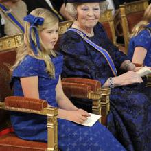 Princess Amalia next to the queen mother and grandmother, Beatriz, on the coronation day of her father, Guillermo de los Páises Netherlands