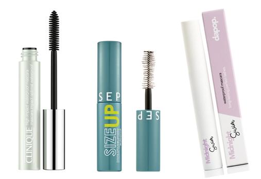 From left to right: Clinique High Impact Waterproof Mask (€ 22.50);  Sephora Collection Mini Size Up Waterproof Mascara (€ 6.99, only at Sephora);  Dapop Midnight Swim waterproof mascara (€ 12.99).