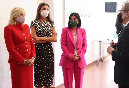 Doña Letizia y Jill Biden visitan la Asociación Española Contra el Cáncer