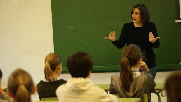 En las aulas cada vez se hace más hincapié en la enseñanza de inglés oral y en la presencia de profesores nativos
