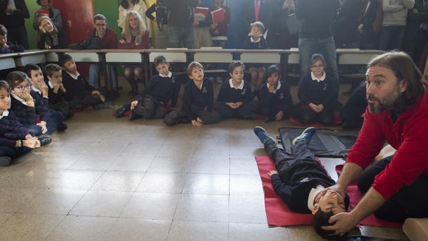 Un experto sanitario ofrece un curso de prevención en el colegio Patrocinio San José