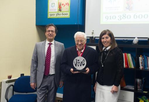 José Manuel Dolader y Ana Lancho, presidenta de la Asociación la Barandilla, tras entregar el premio al Padre Ángel