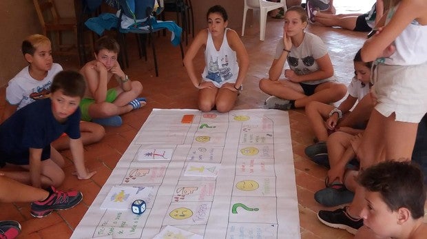 Niños que asistieron a las colonias del pasado año durante un taller