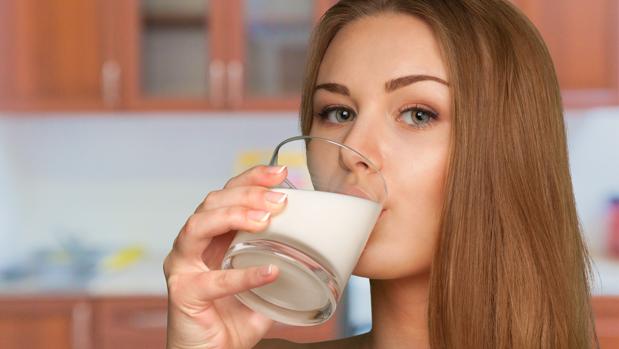 El calcio y la vitamina D ayudan a prevenir la osteoporosis.