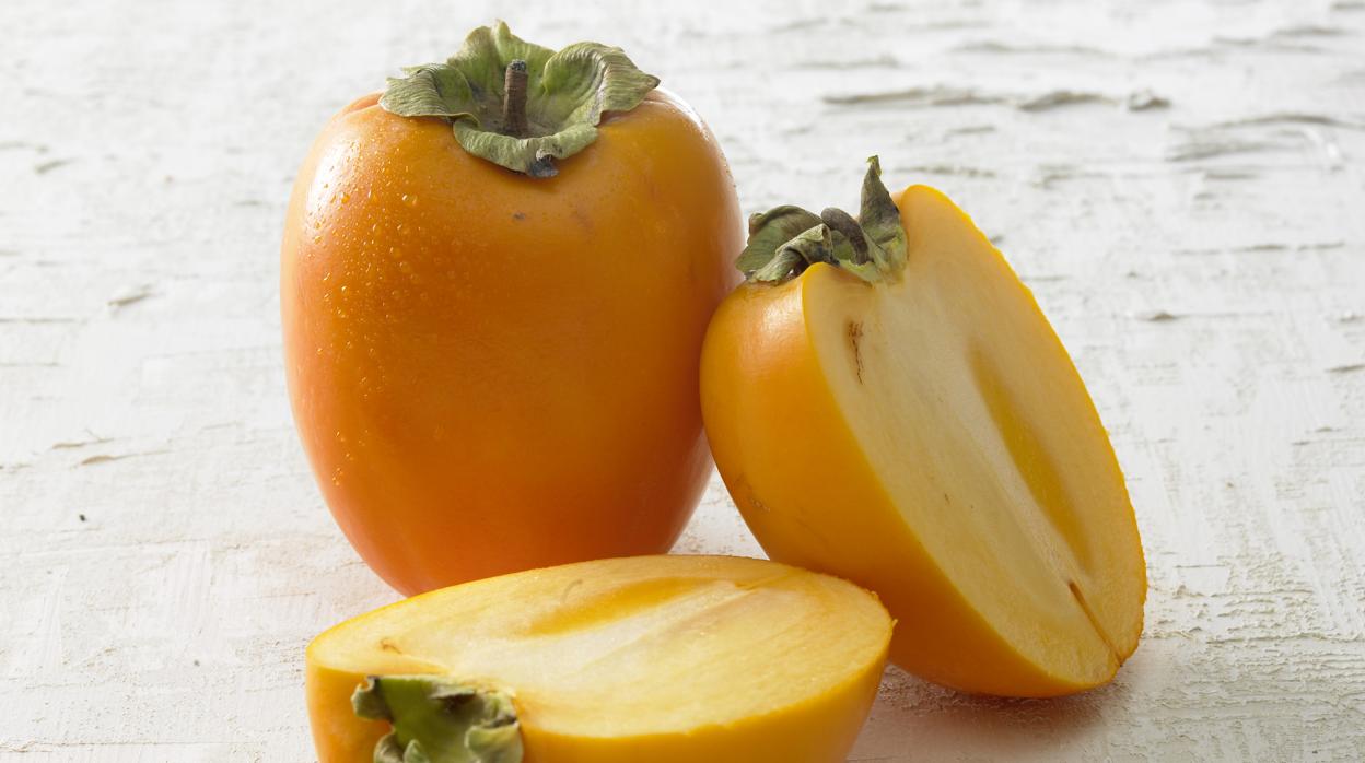 Los beneficios del kaki aporta más de la mitad de la fibra necesaria