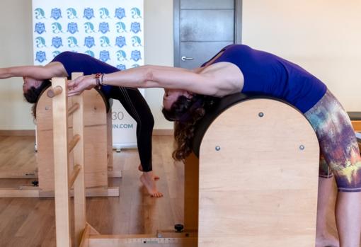 Ejercicios de pilates en el barril.