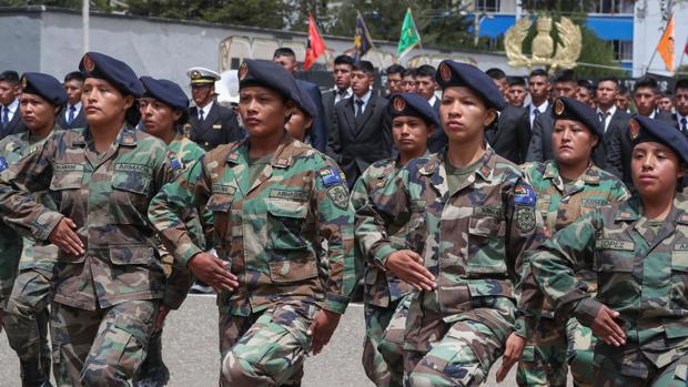 Licenciamiento de la primera generación femenina del servicio militar boliviano, en La Paz