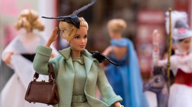 Barbie aparece vestida por grandes diseñadores internacionales como Lorenzo Caprile