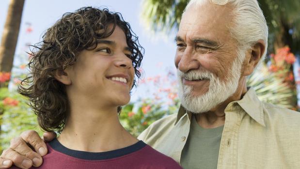 Los abuelos tienen un vínculo especial con sus nietos que debe ser aprovechado